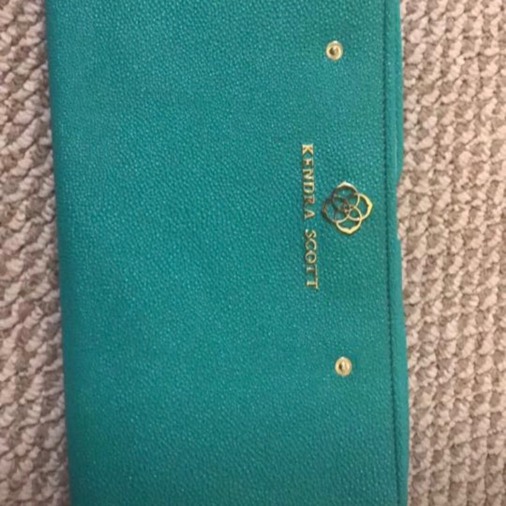 Kendra Scott "The Jet Set" jewelry /travel set.